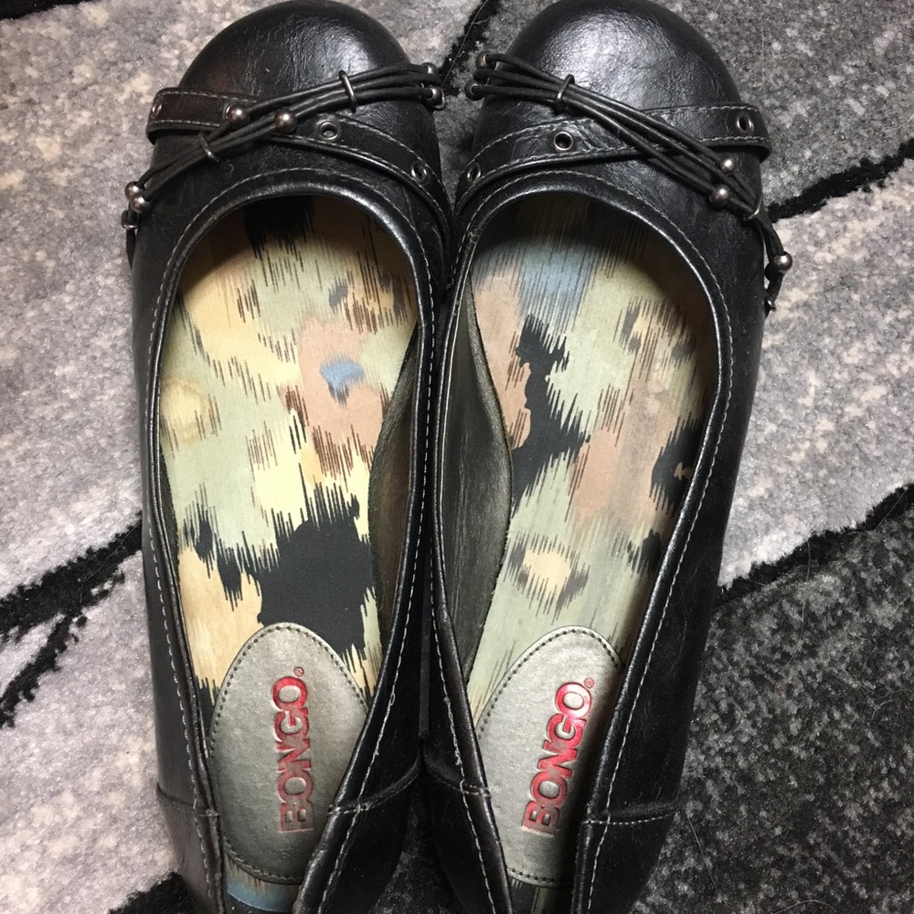 Size 7.5 Black flats with detail on toe